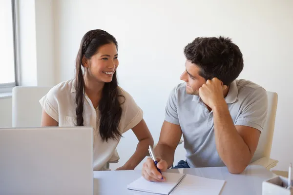 Casual verksamhet team arbetar tillsammans vid skrivbord — Stockfoto