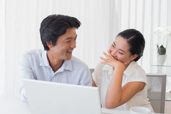 Lyckliga paret använder laptop tillsammans — Stockfoto