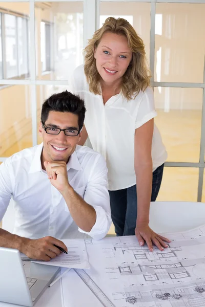 Architektenteam arbeitet zusammen — Stockfoto