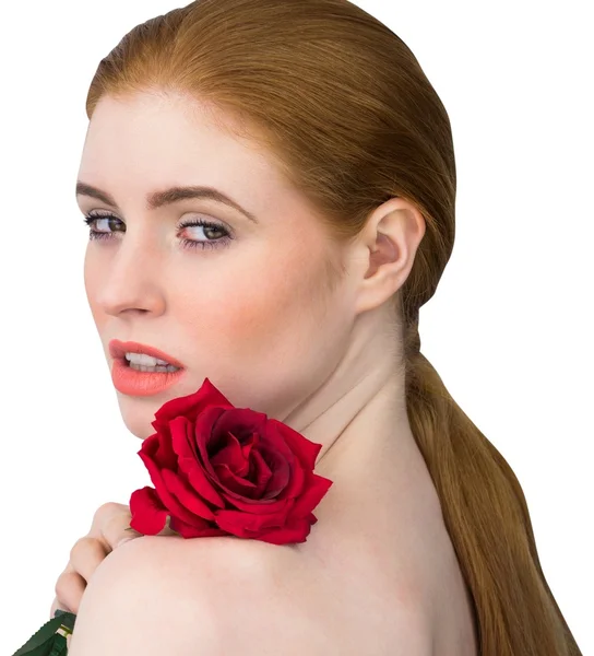 Pelirroja posando con rosa roja — Foto de Stock