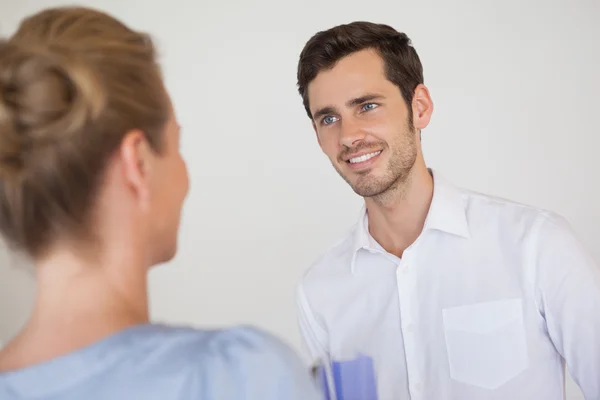 Casual zakenmensen kijken naar elkaar — Stockfoto