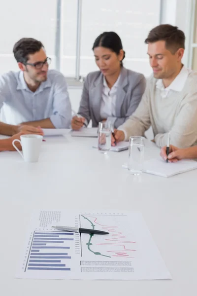 Team di lavoro occasionale che ha una riunione in ufficio — Foto Stock