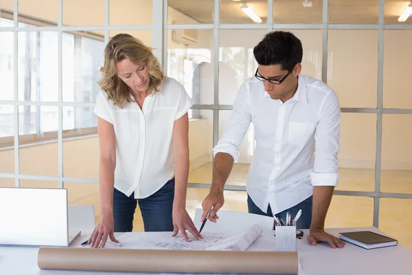 Equipe de arquitetura casual trabalhando juntos — Fotografia de Stock