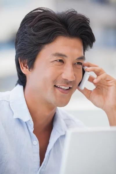 Hombre feliz en una llamada telefónica — Foto de Stock