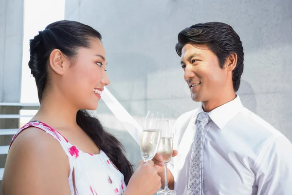 Glückliches Paar stößt mit Champagner an — Stockfoto