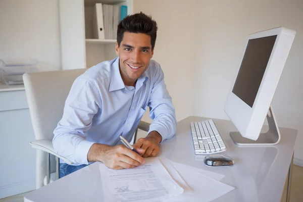 Hombre de negocios casual sentado en la escritura de escritorio — Foto de Stock