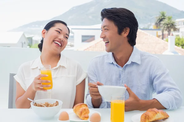 Pareja sonriente desayunando juntos —  Fotos de Stock