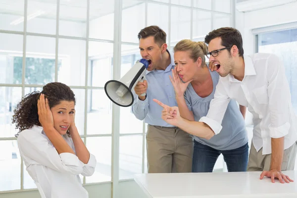 Equipe de negócios gritando com um colega — Fotografia de Stock
