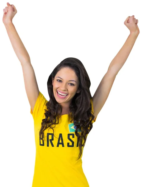 Возбужденный футбольный фанат в бразильской футболке — стоковое фото
