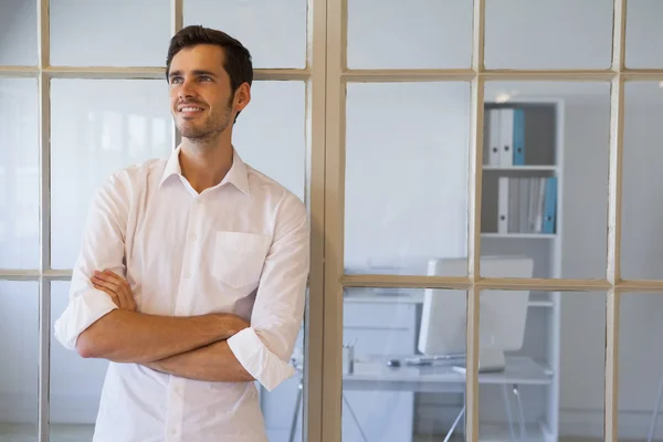 Casual businessman smiling with arms crossed — Stock Photo, Image