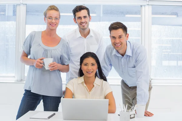 Equipe de negócios usando laptop juntos — Fotografia de Stock