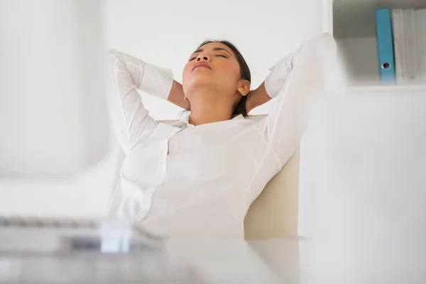 Casual businesswoman napping at her desk — Stock Photo, Image