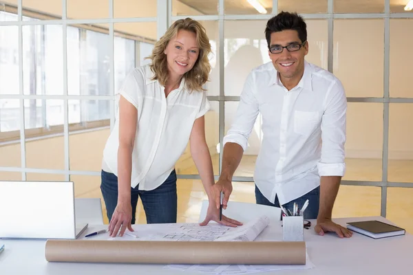 Equipo de arquitectura casual trabajando juntos — Foto de Stock