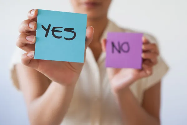 Casual businesswoman showing yes card — Stock Photo, Image