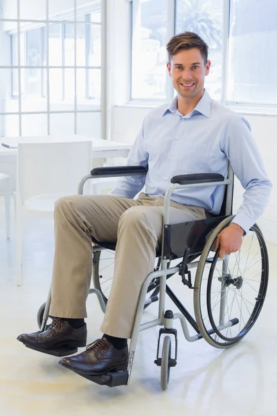 Casual hombre de negocios en silla de ruedas sonriendo a la cámara — Foto de Stock