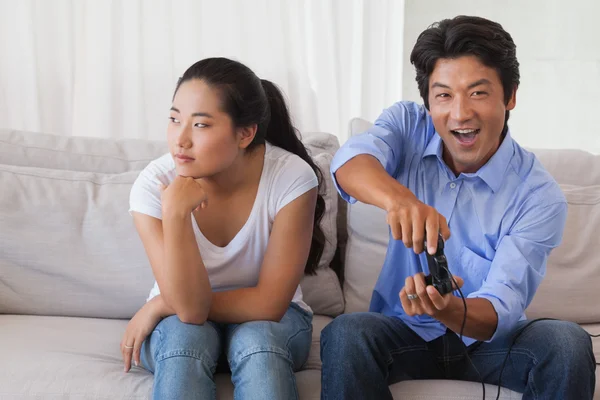 Man ignoring his girlfriend playing video games — Stock Photo, Image