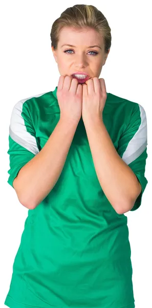 Нервный футбольный фанат в зеленом — стоковое фото
