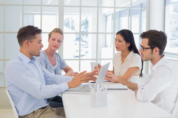 Casual business-teamet med ett möte — Stockfoto