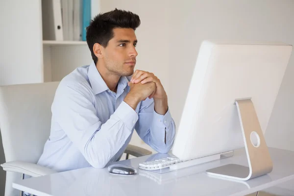 Casual businessman concentrating at his desk — Stock Photo, Image