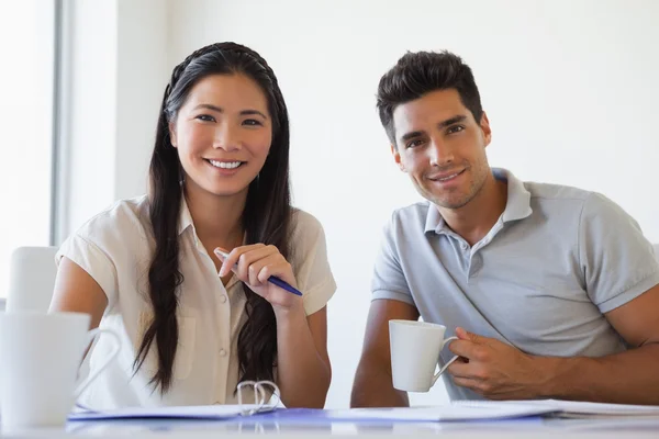 Casual business team working together at desk — Stock Photo, Image