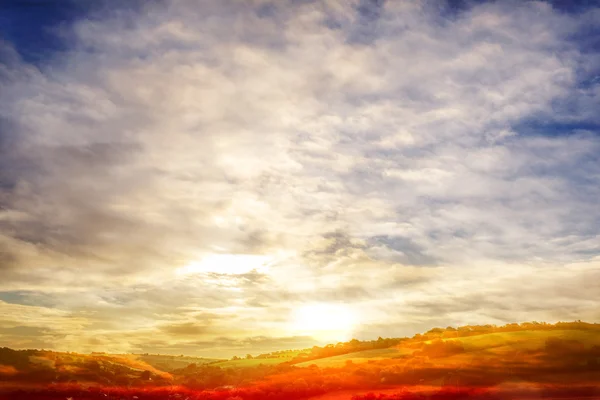 Сценический пейзаж с облачным небом — стоковое фото
