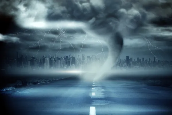 Stürmischer Himmel mit Tornado — Stockfoto