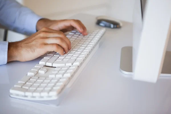 Empresario escribiendo en el teclado en el escritorio —  Fotos de Stock
