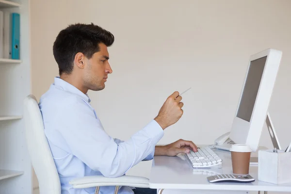 Casual businessman concentrating at his desk — Stock Photo, Image