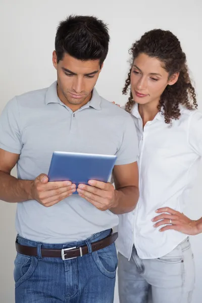 Equipo de negocios casual mirando tableta juntos —  Fotos de Stock