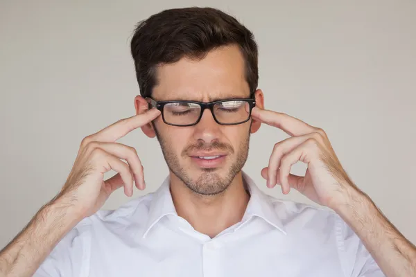 Hombre de negocios casual con dolor de cabeza — Foto de Stock