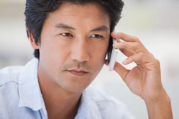 Seriöser Mann am Telefon — Stockfoto