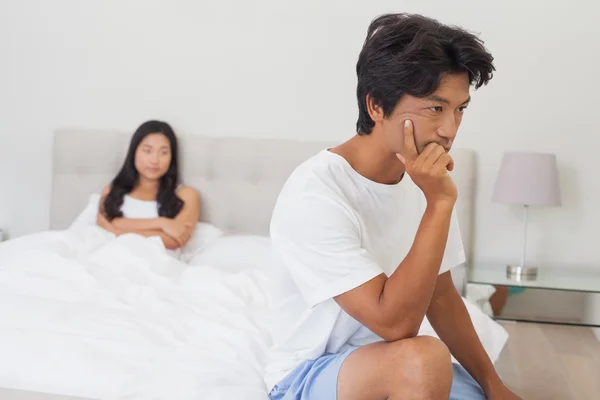 Pareja no hablando después de discutir en la cama — Foto de Stock