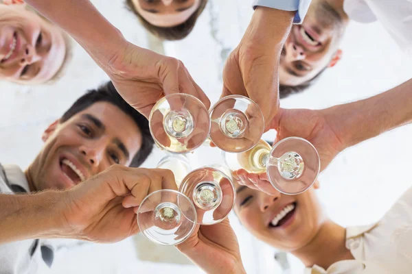 Verksamhet team grillas med champagne — Stockfoto