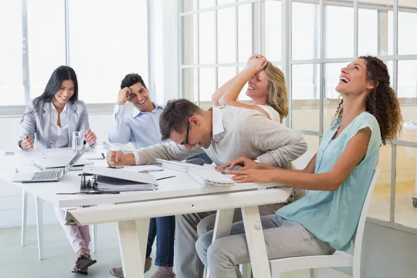 Equipe de negócios rindo durante a reunião — Fotografia de Stock