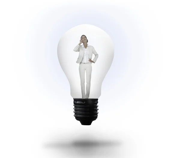 Pensando empresária em lâmpada — Fotografia de Stock