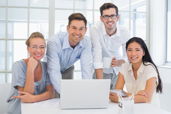 Verksamhet team tillsammans på skrivbord — Stockfoto