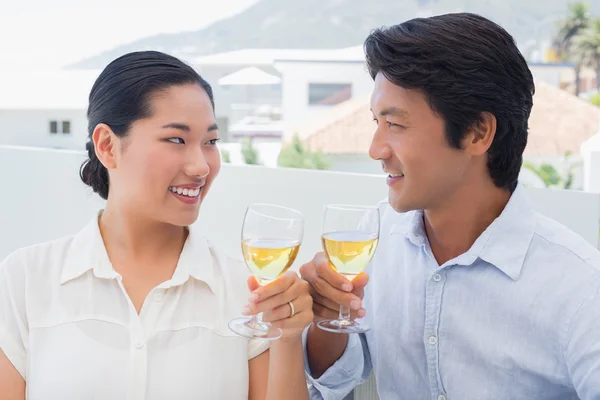 Casal feliz ter vinho branco — Fotografia de Stock