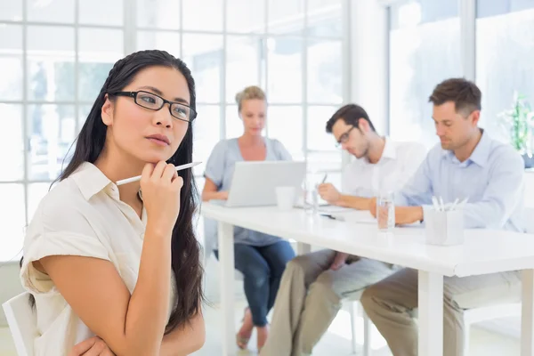 Geschäftsfrau denkt während eines Meetings nach — Stockfoto