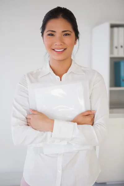 Casual businesswoman smiling at camera — Stock Photo, Image