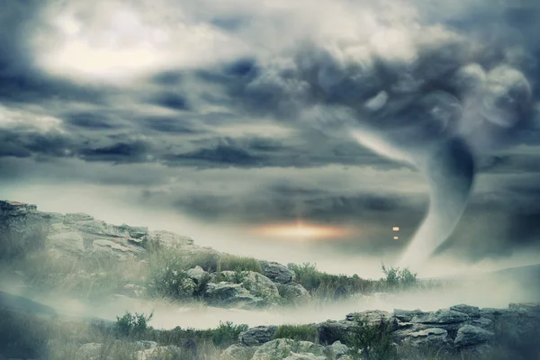 Stormachtige hemel met tornado — Stockfoto