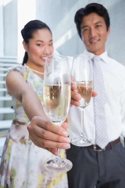 幸福的夫妇打扮得共饮香槟的日期 — 图库照片
