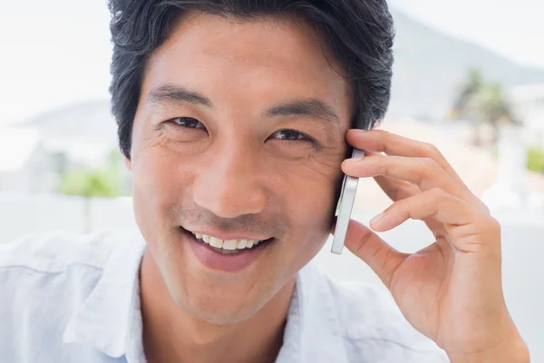 Usmívající se muž na telefonní hovor — Stock fotografie