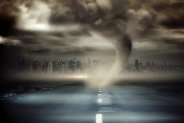 Céu tempestuoso com tornado sobre estrada — Fotografia de Stock