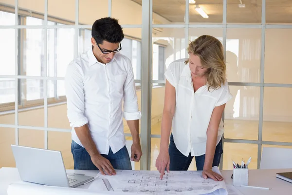 Team di architettura che lavorano insieme — Foto Stock