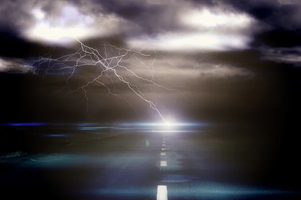 Céu tempestuoso sobre estrada — Fotografia de Stock