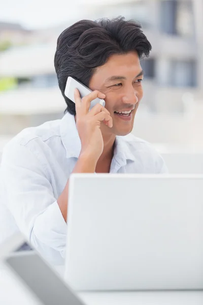 Glücklicher Mann telefoniert — Stockfoto