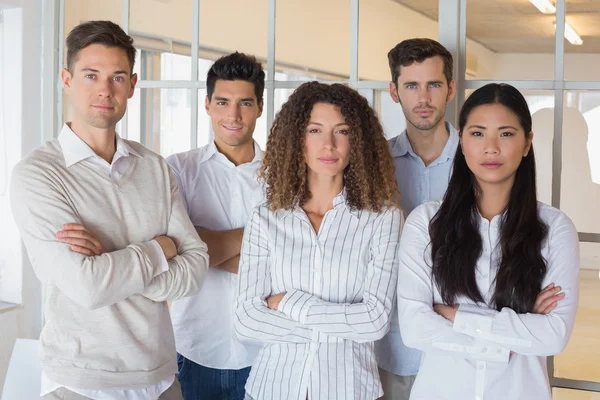 Equipo de negocios con los brazos cruzados — Foto de Stock