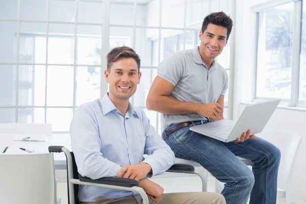 Businessman working with colleague — Stock Photo, Image