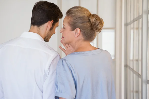 Casual zakenmensen roddelen samen — Stockfoto