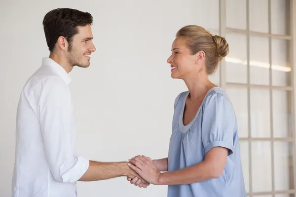 Casual business woman shaking hands with man — Stock Photo, Image